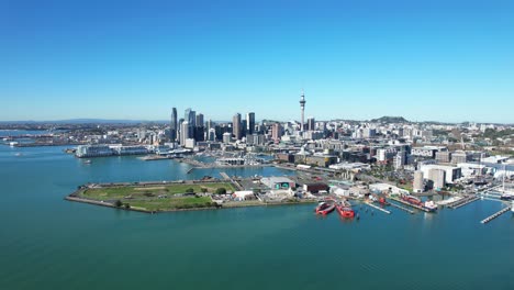 Horizonte-De-Auckland-Con-El-Distrito-Central-De-Negocios-De-La-Ciudad-Y-El-Puerto-En-Nueva-Zelanda---Disparo-Aéreo-De-Drones