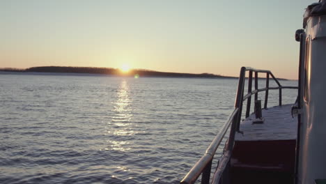 wintersonnenuntergang auf einem flussboot