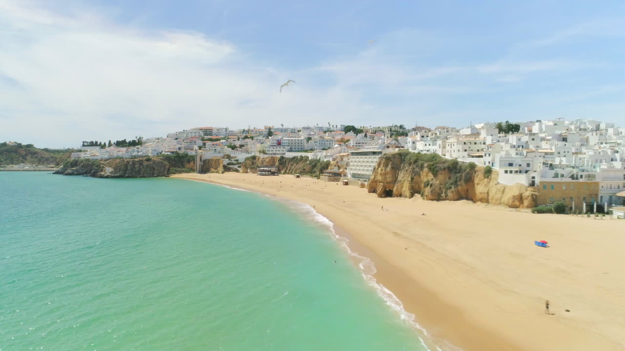 Sonniger türkisfarbener Strand in der Altstadt von Albufeira, Algarve Portugal