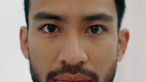 ansiedad hombre y ojos retrato con cara pensante