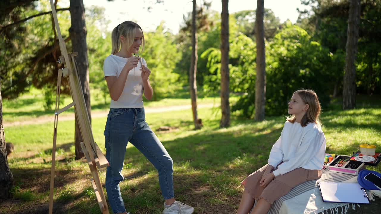 niñas adolescentes pintando al aire libre