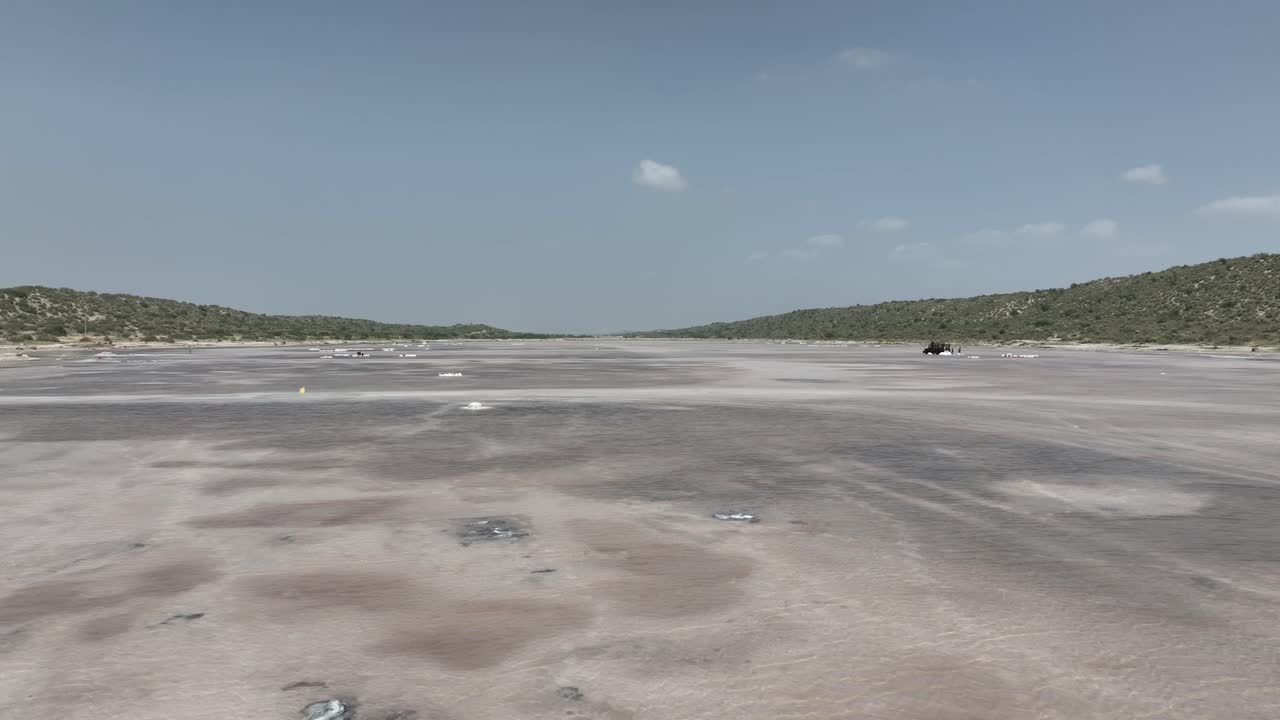 vista aérea sobre el lago salado en el distrito de sanghar en sindh