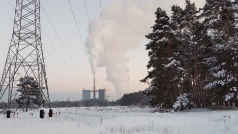 espeso vapor blanco proveniente de la planta de energía de gas alemana franken 1 en nuremberg durante el día de invierno con nieve
