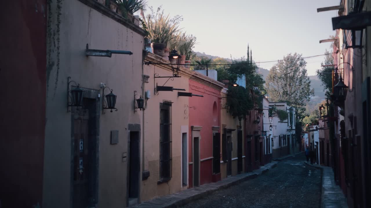 caminando por una calle en san miguel de allende 3