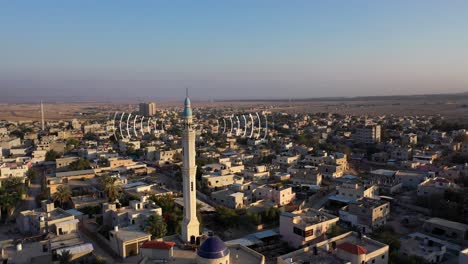 vista aérea de una ciudad con una mezquita y ondas de radio