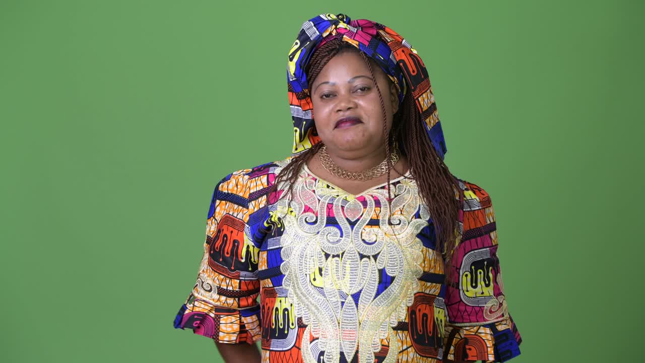 초록색 배경 에 전통 의 옷 을 입은 비만 한 아름다운 아프리카 여자