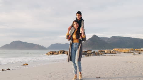 Playa,-Caminar-Y-Madre-Con-Niño-Sobre-Los-Hombros