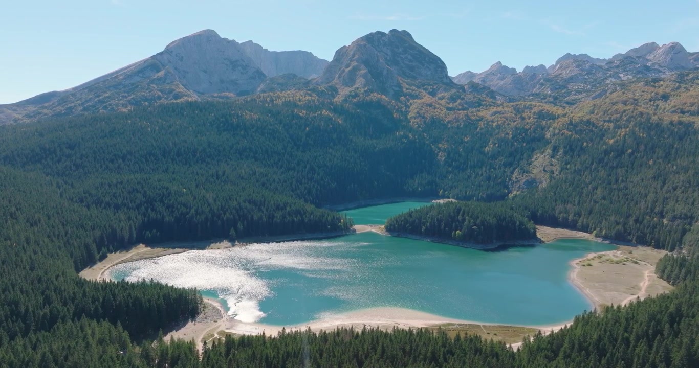 Luftfoto av Svartevatn (Crno Jezero) i Durmitor nasjonalpark, Montenegro