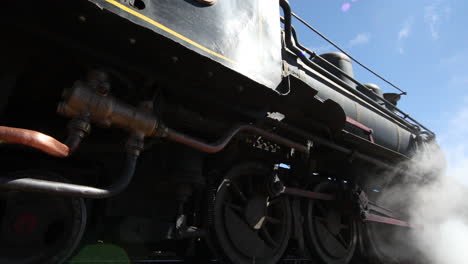 el viejo tren de vapor se detiene en la estación de tren.