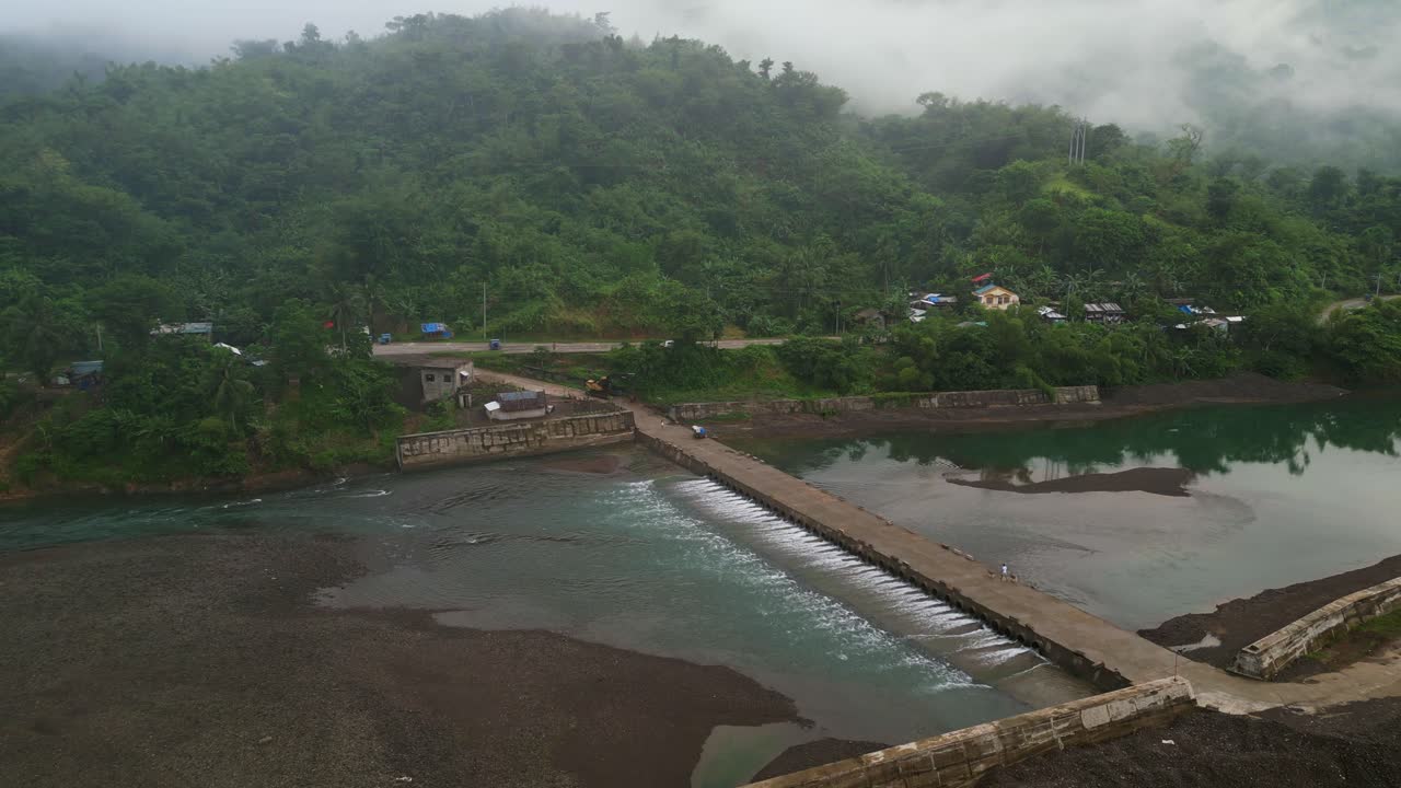 carretilla aérea por encima de la vía puente pasarela en la parte superior de la presa ocupada y el flujo de agua