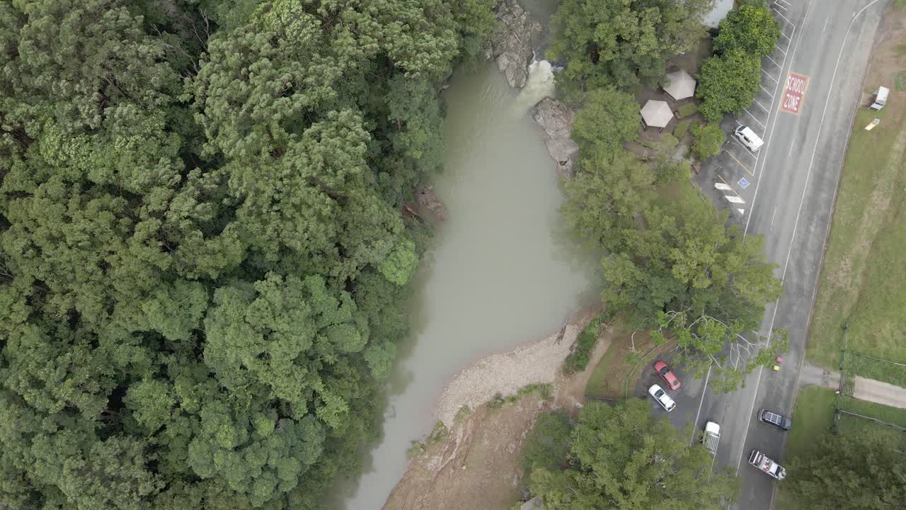 vista superior de bosques exuberantes y aguas tranquilas de currumbin rockpools en el valle de currumbin, queensland, australia