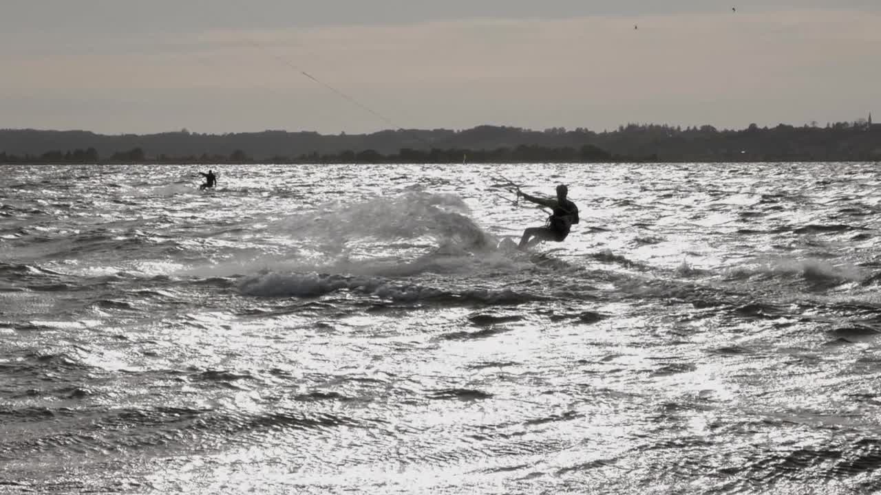 일몰 동안 졸졸 흐르는 바다에서 카이트서퍼 - 와이드 슬로모 샷