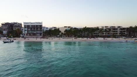 Eine-Puppe-Aus-Einem-Strand-Mit-Sand