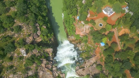 cascada rajdari devdari y la presa latif shah y el lago chandraprabha vista aérea