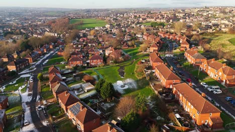 la vista de invierno del ojo de drone captura el típico desarrollo de viviendas de propiedad del consejo urbano del reino unido de dewsbury moor estate con casas adosadas de ladrillo rojo y el industrial yorkshire