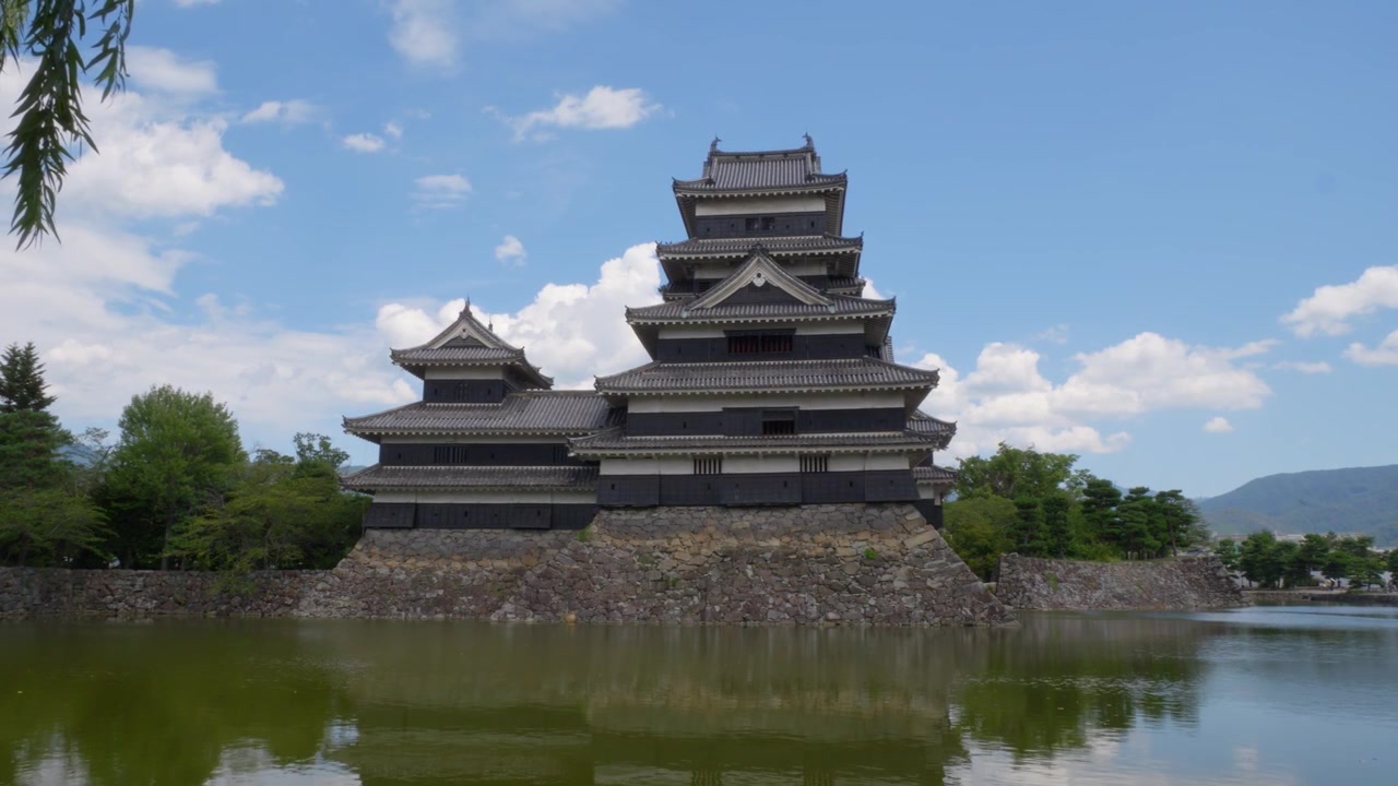 Matsumoto Slot eller Krageslottet i Matsumoto, Nagano, Japan - Vidvinkeloptagelse.