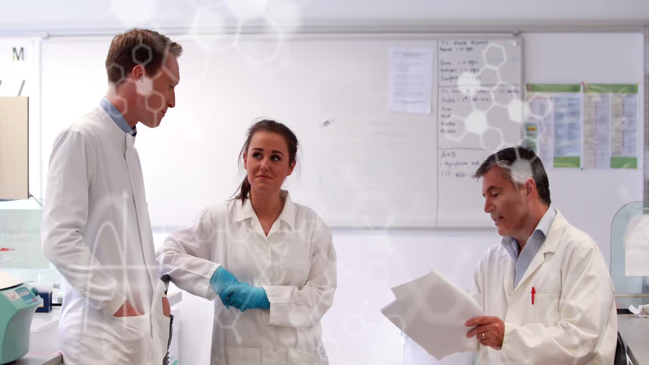 Animação de médicos caucasianos conversando sobre processamento de dados.