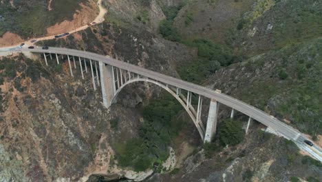 Luftbrummen-Stockvideo-Von-Bixby-Bridge-Highway-Mit-Wasser-Und-Ufer-Unten-In-Big-Sur-Monterrey-Kalifornien