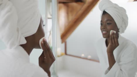 retrato de una mujer afroamericana atractiva quitando el maquillaje en el baño