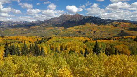 temporada de otoño en kebler pass colorado volando hacia el pico ruby con un dron