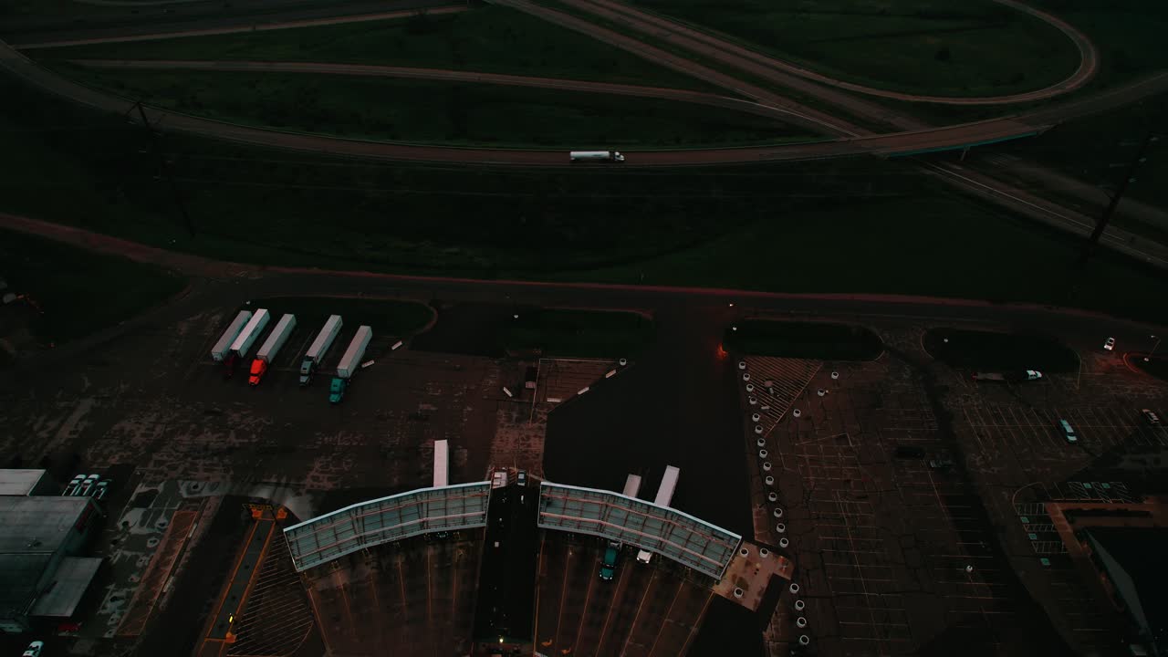 semi camiones estacionamiento y autopista interestatal ruta de conducción por la noche, wisconsin, tiro aéreo revelador