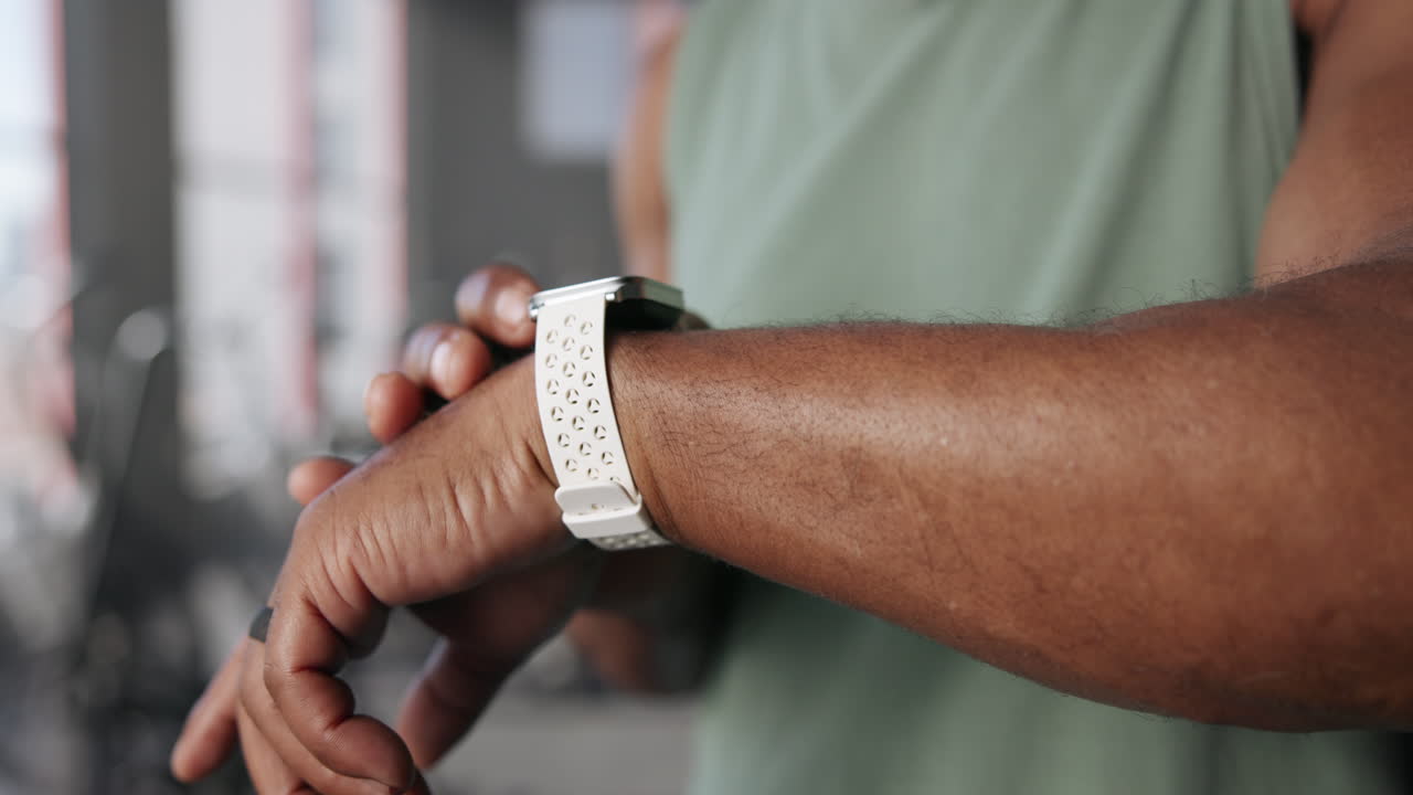 hombre usando un reloj inteligente