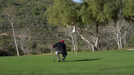 golfista alineando un putt