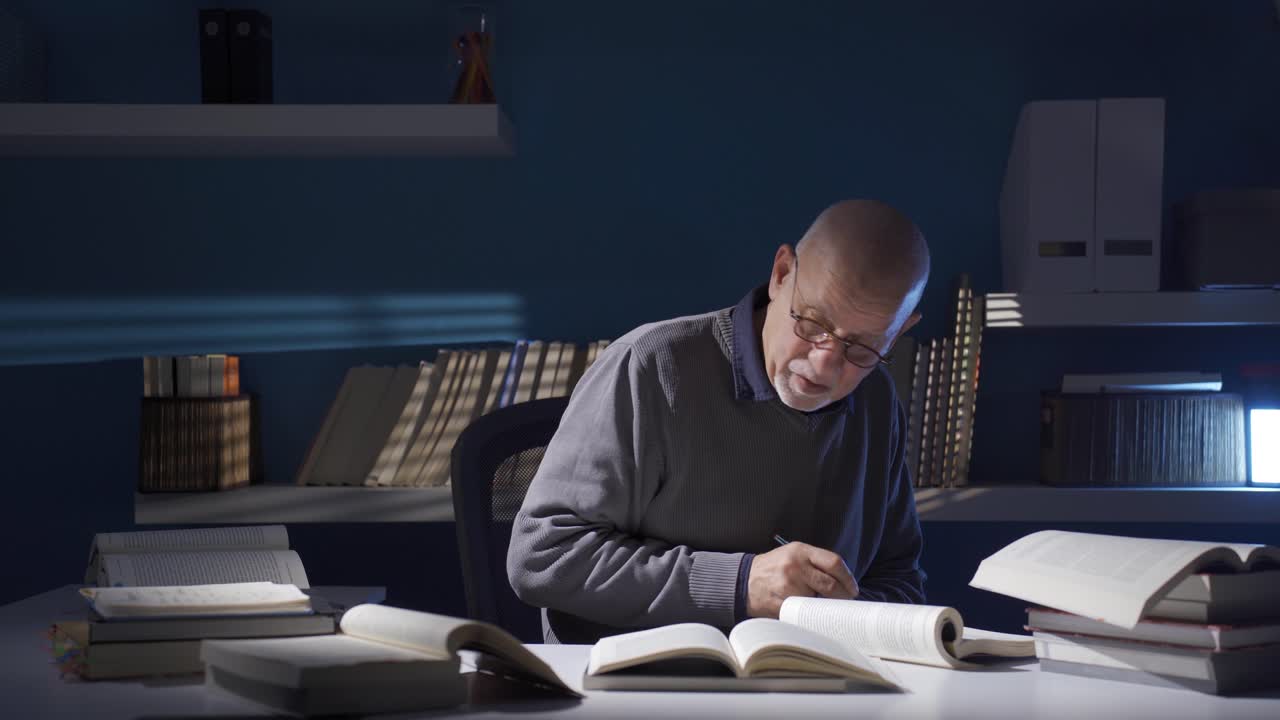 책을 읽는  ⁇ 은 역사학자는 웃고, 행복해지고, 그가 찾고 있는 결과를 찾습니다.