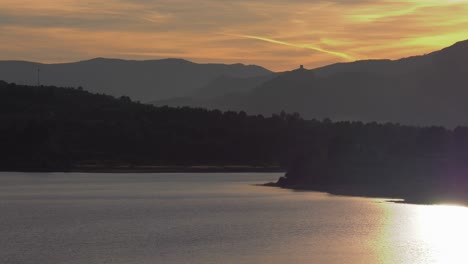 Sonnenuntergang,-Der-Sich-Im-See-Widerspiegelt,-Fantasielandschaft