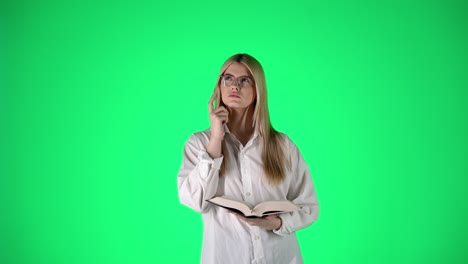 mujer rubia inteligente pensativa, pensando en la respuesta a la pregunta, prueba de examen ilustración, fotografía de estudio con fondo verde