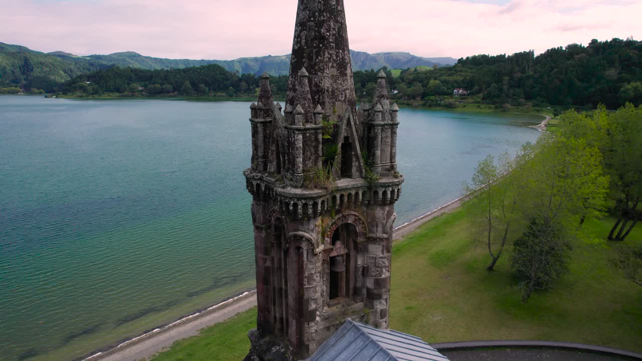 fotografía aérea de la capilla de nuestra senhora das vitórias, un avión no tripulado volando alrededor de la capilla, isla de são miguel