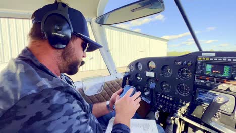 Aplicación-De-Aviación-Para-Teléfonos-Inteligentes-Utilizada-Durante-La-Lista-De-Verificación-Y-La-Inspección-Previa-Al-Vuelo-Del-Piper-Cherokee-180-Por-Parte-De-Un-Piloto-Privado