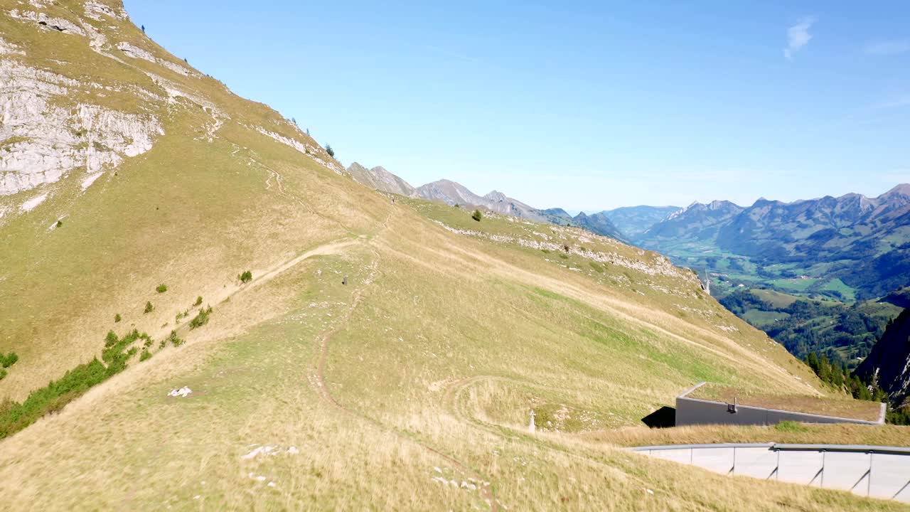 vuelo en helicóptero en las montañas de suiza en un día soleado de verano con turistas caminando