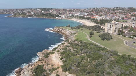 Vista-Aérea-De-La-Reserva-De-Dunningham,-La-Playa-De-Coogee-Y-La-Península-De-Dolphins-Point---Paseo-Costero-En-Nueva-Gales-Del-Sur,-Australia