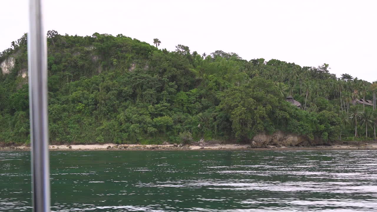 toma de una isla de montaña desde un barco entrando en una cala