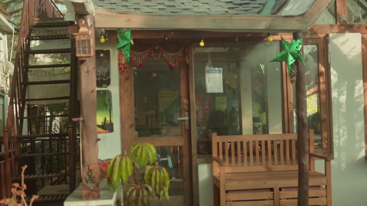 축제 장식으로 장식 된 사랑스러운 서점 입구, 따뜻한 초대 분위기, 낮빛