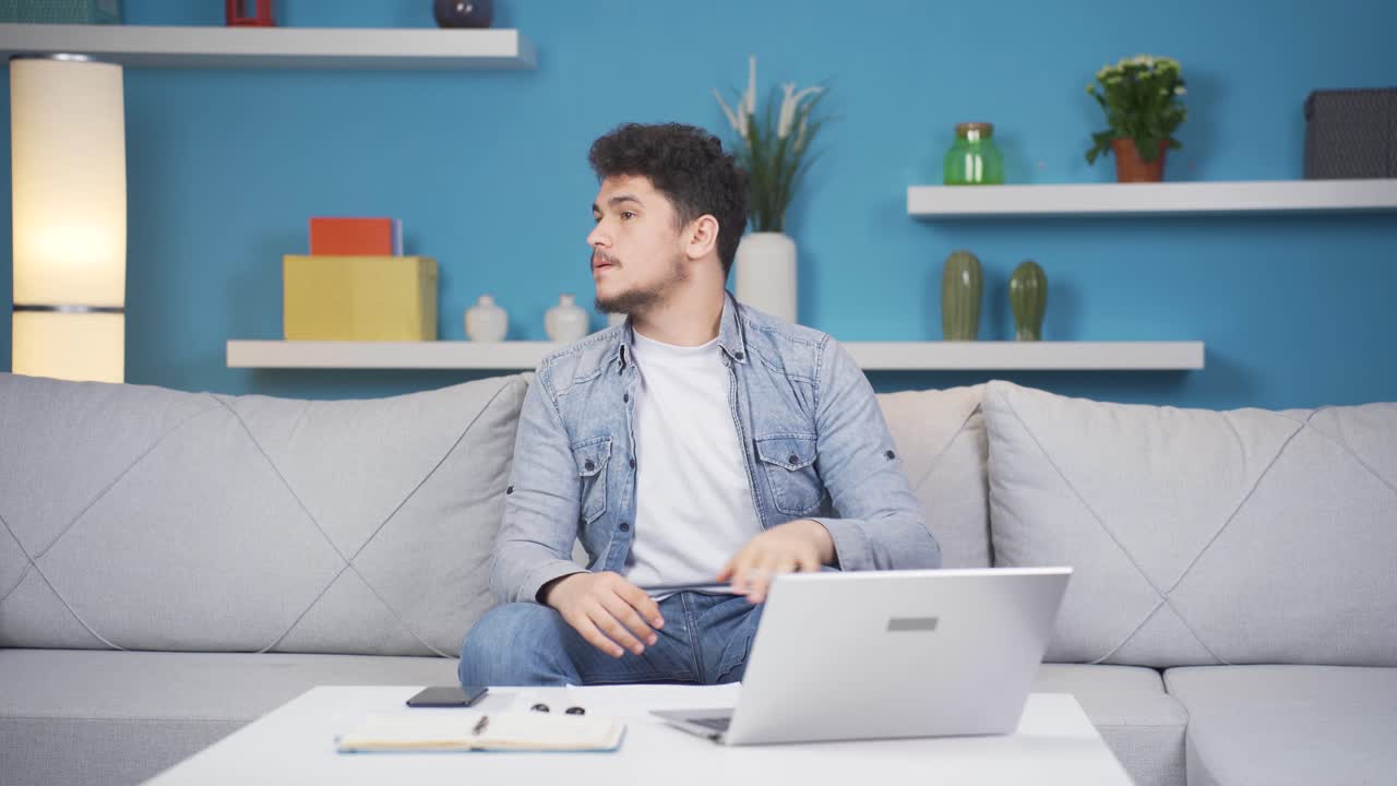 hombre preocupado y nervioso.