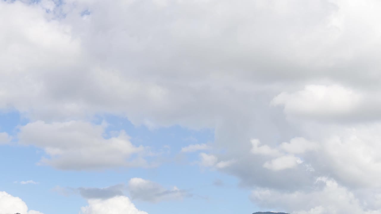 그림 같은 시골 지역 을 가로질러 이동 하는 검은 차