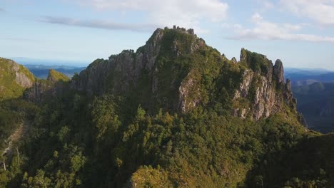 dando vueltas alrededor de la cumbre de los pináculos disfrutando del impresionante paisaje