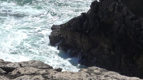 olas rompiendo en la orilla