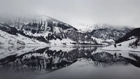 lago de montaña extremadamente reflejo con casas en la costa