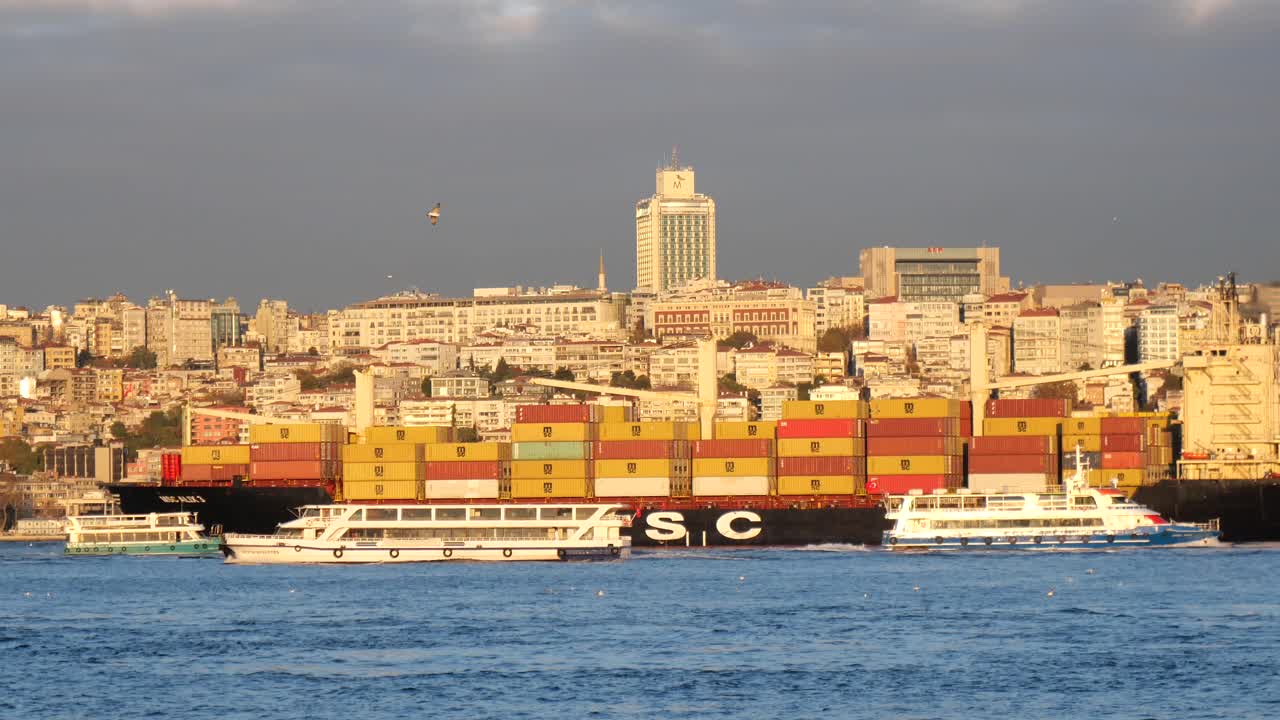 контейнерное судно в гавани стамбула