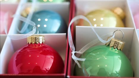 vista de cerca de las coloridas bolas de árbol de navidad dispuestas en una caja