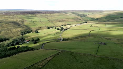 Ländliches-Ackerland-Im-Sommer-Mit-Patchwork-Feldern-Panorama-Mit-Hainen-Und-Bäumen,-Aufgenommen-Mit-Drohnen-Luftaufnahmen