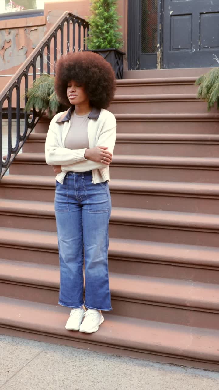 Donna afroamericana in piedi sui gradini