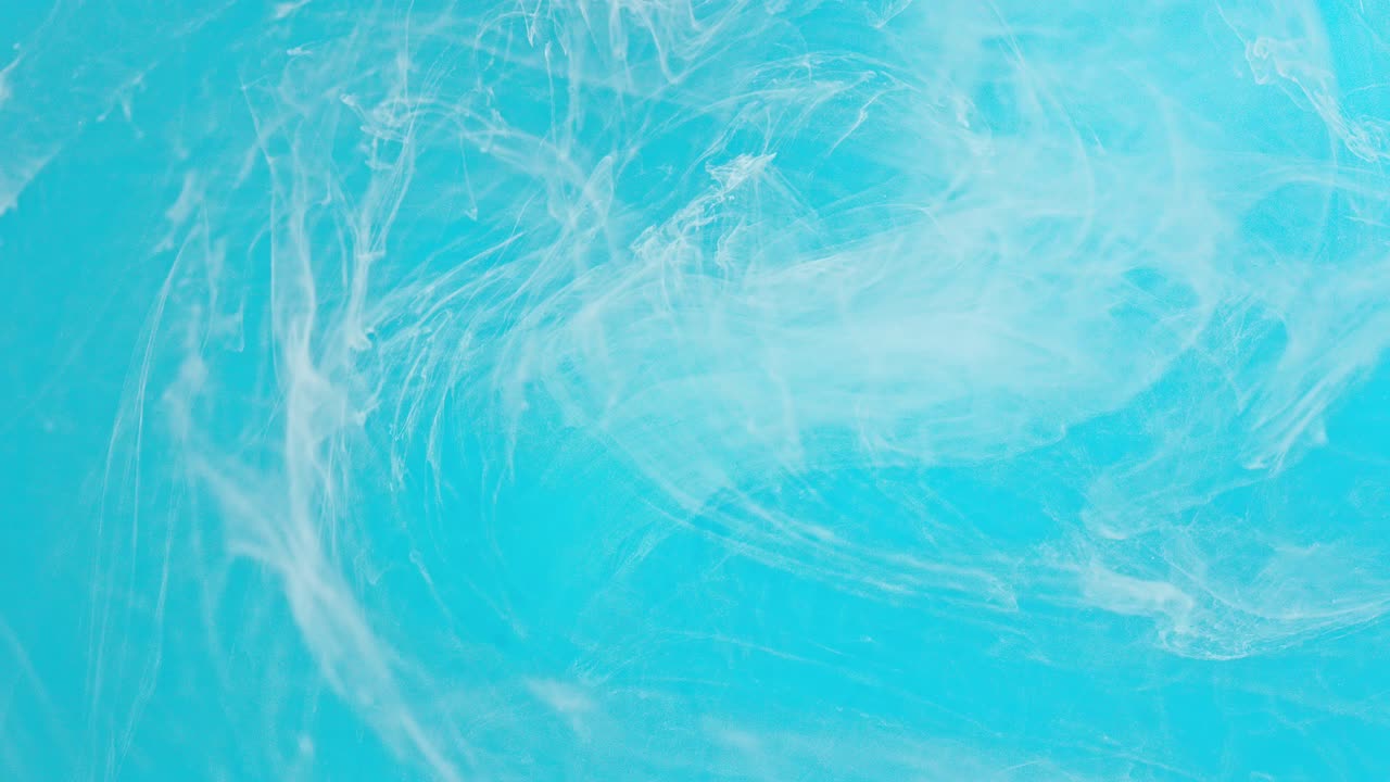 Tinta blanca y azul en agua.