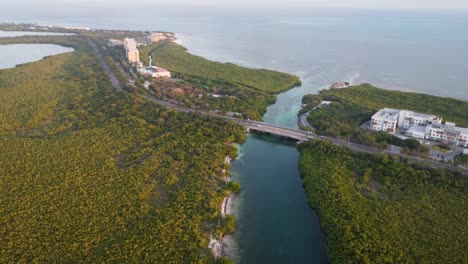 aérea sobre el puente de punta nizuco en cancún, méxico con tráfico de automóviles