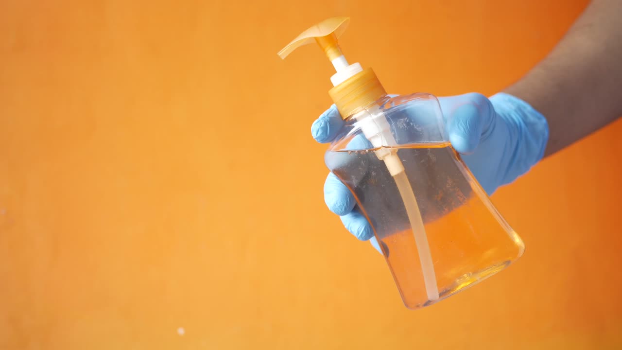 장갑에 넣은 손 소독제