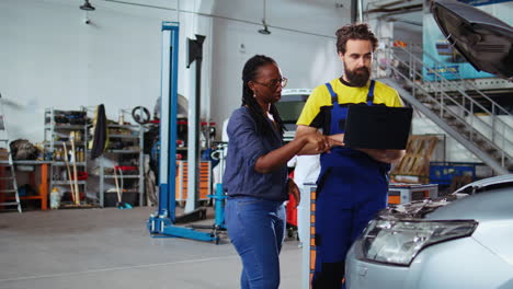 car expert listens to client request