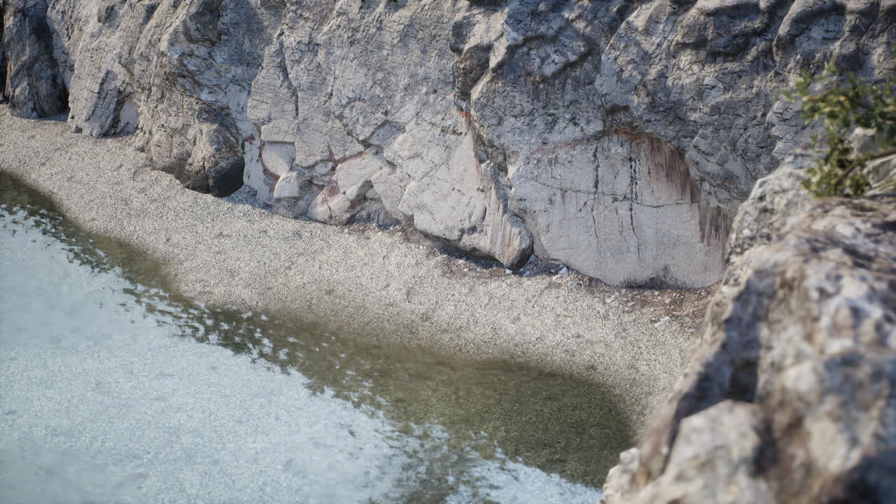 costa rocosa y serena con aguas claras